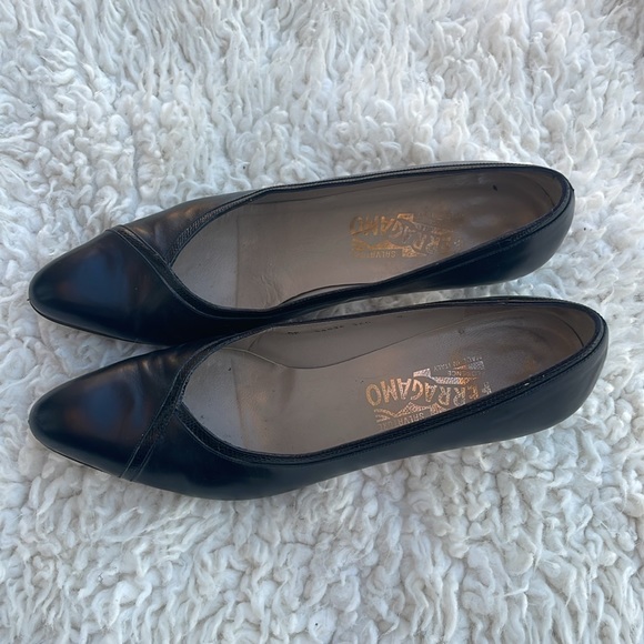 Vintage 1980s SALVATORE FERRAGAMO Black Leather
Pumps SIZE 9AA - Picture 2 of 9